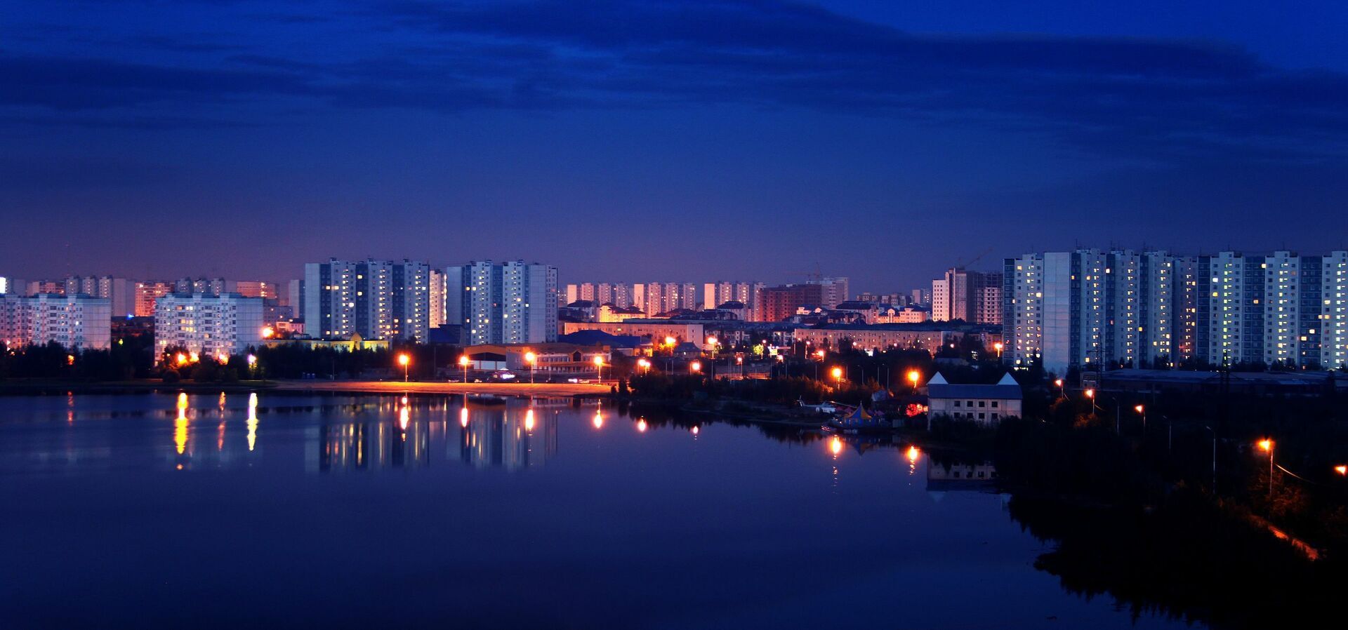 Nizhnevartovsk,_lake_Komsomolskoye_skyline (1)